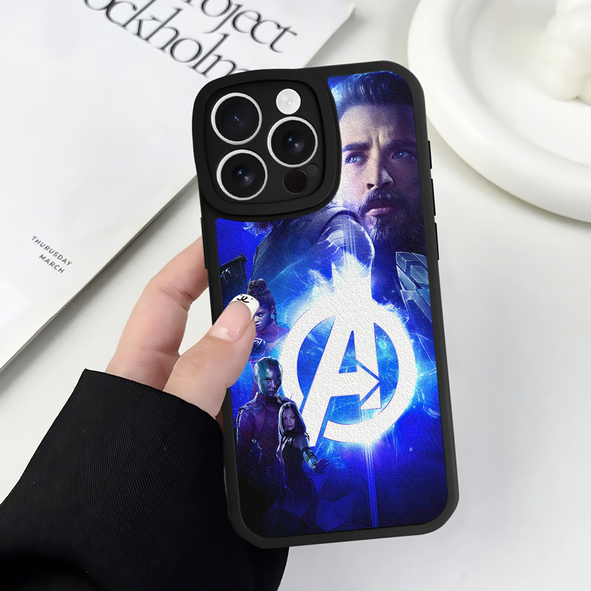 （画像用） アベンジャーズ The Avengers 【iPhone 16シリーズ対応】シリコンスマホケース（レザー調） 材質：シリコン